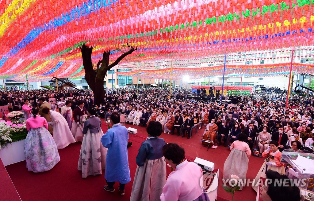 부처님오신날 봉축법요식 헌화하는 불자들