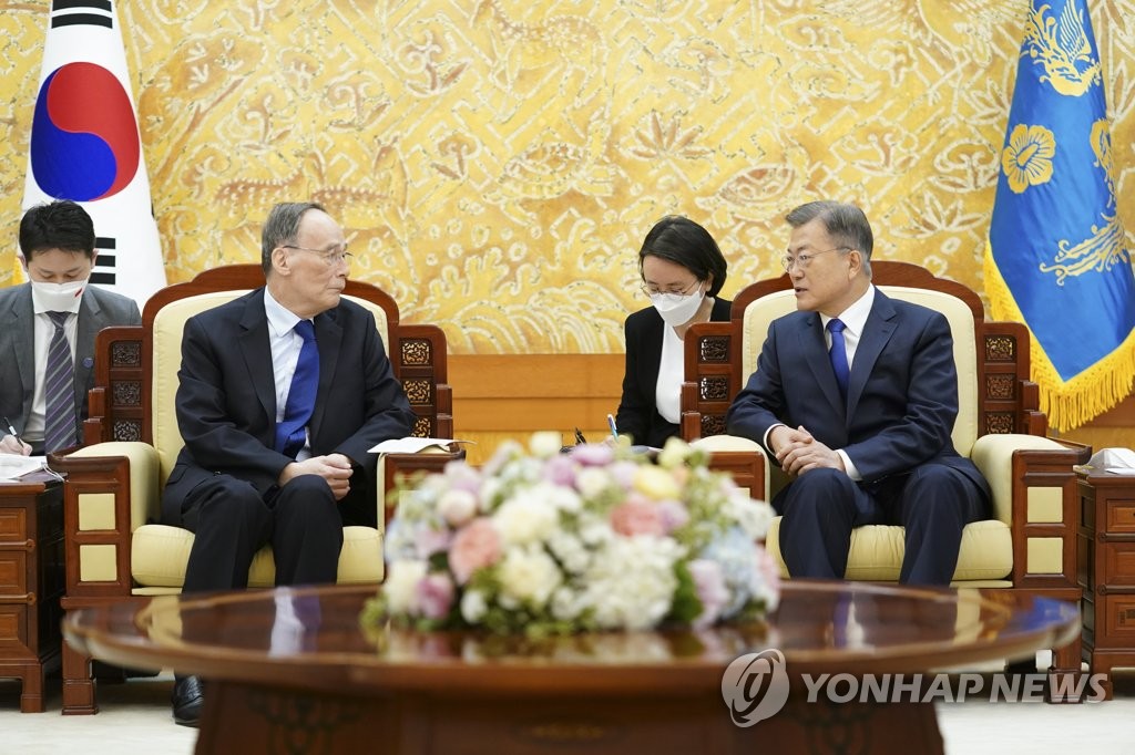 Moon meets with Chinese VP on last day in office