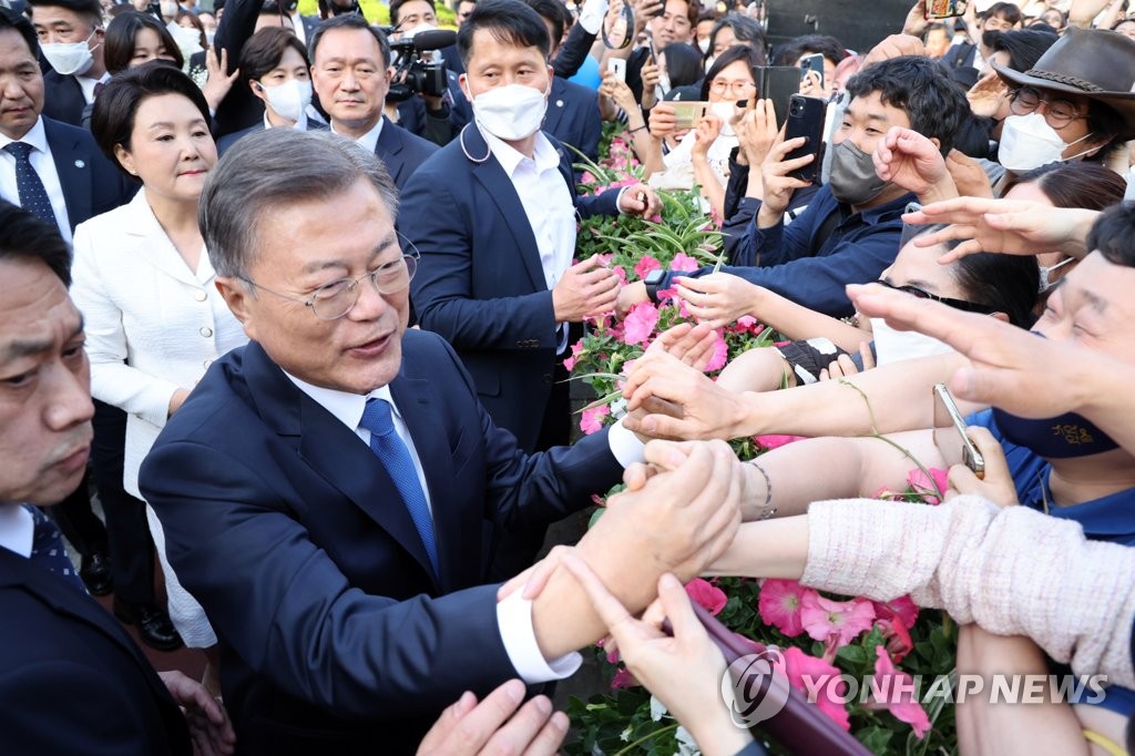 President Moon Jae-in greets people as he leaves the presidential office of Cheong Wa Dae in Seoul for the last time as president on May 9, 2022. (Yonhap)