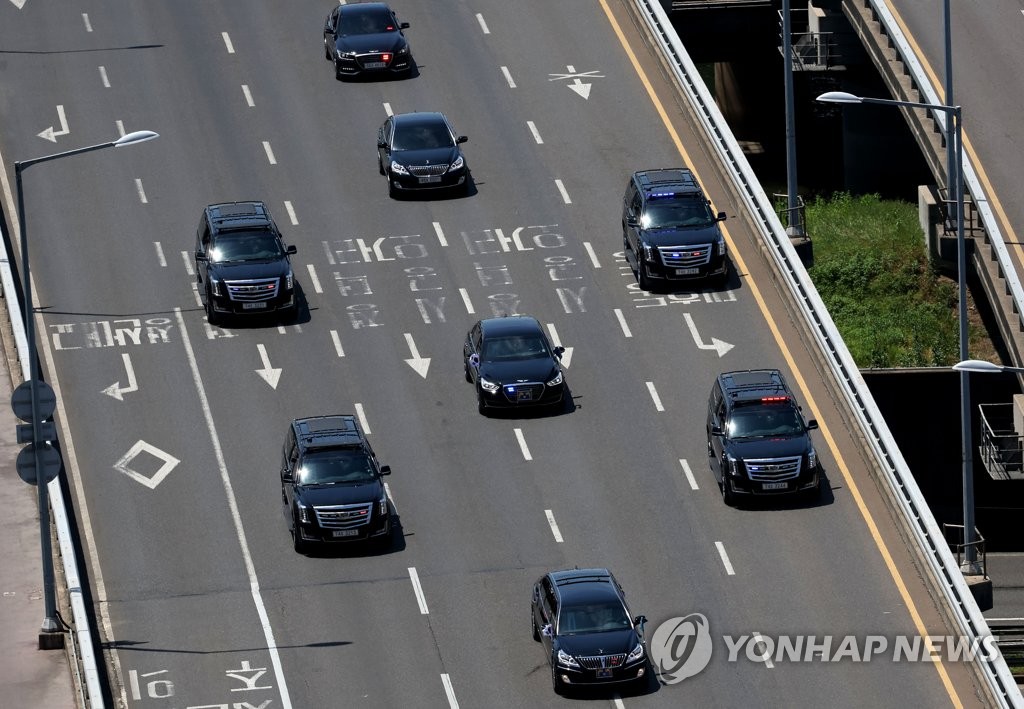 경호 받으며 마포대교 지나는 윤 대통령 차량