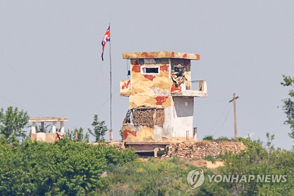 韓国北部の京畿道坡州市から臨津江を挟んで見える北朝鮮軍の見張り所＝１０日、坡州（聯合ニュース）