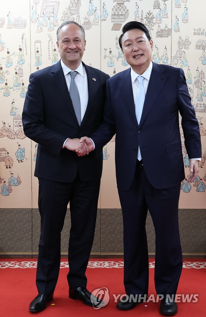 米副大統領の夫と握手 聯合ニュース