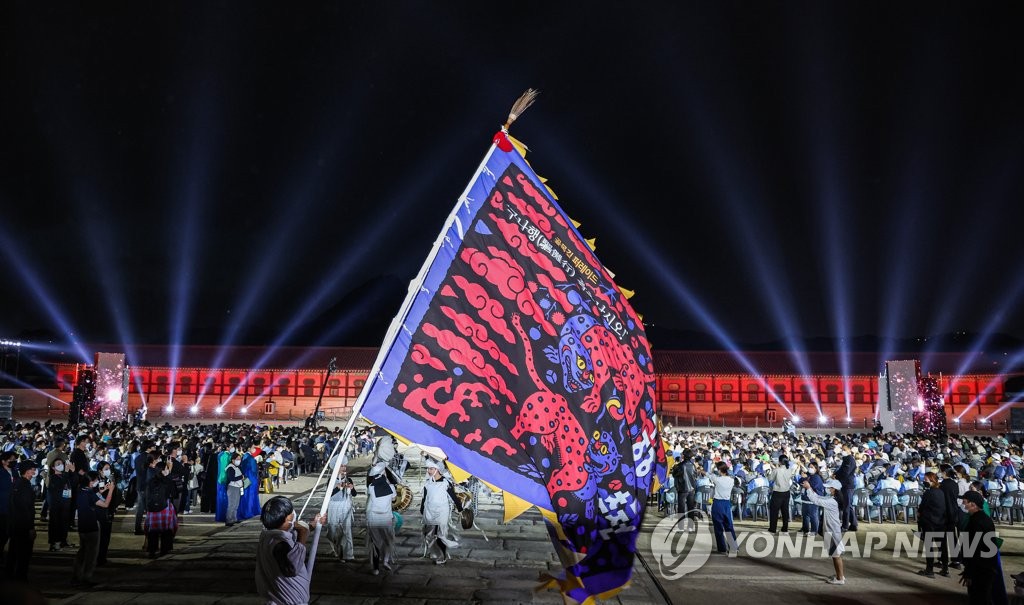 A traditional ritual takes place in front of the illuminated Heungnyemun gate at Gyeongbok Palace in Seoul on May 10, 2022, as part of the opening event of the Royal Culture Festival. (Yonhap)