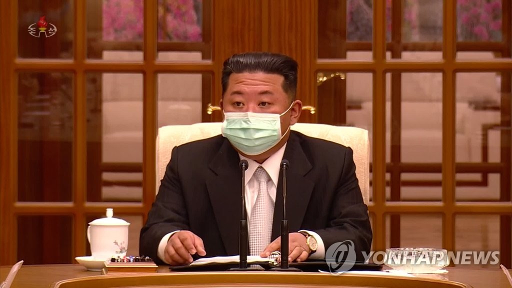 (شامل) الزعيم الكوري الشمالي يترأس اجتماعا حول تفشي كورونا وهو يرتدي كمامة وجه للمرة الأولى - 1