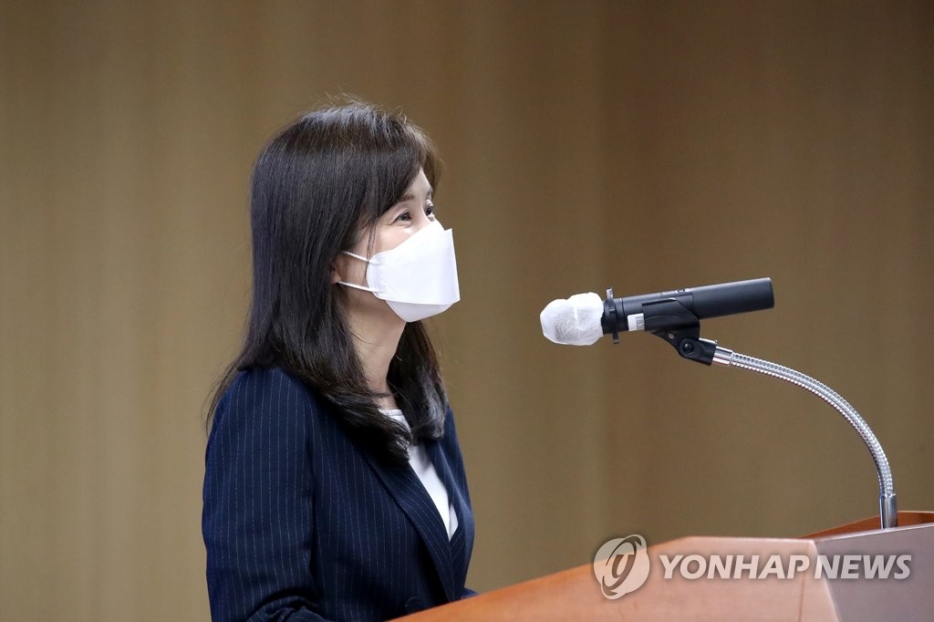 Lim Ji-won, an outgoing member of the BOK's monetary policy board, speaks at a ceremony to mark the end of her four-year term on May 12, 2022, in this photo provided by the central bank. (PHOTO NOT FOR SALE) (Yonhap)