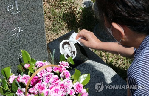 ′5·18 민주화운동 기념일 앞두고′…광주 묘역 추모 발길