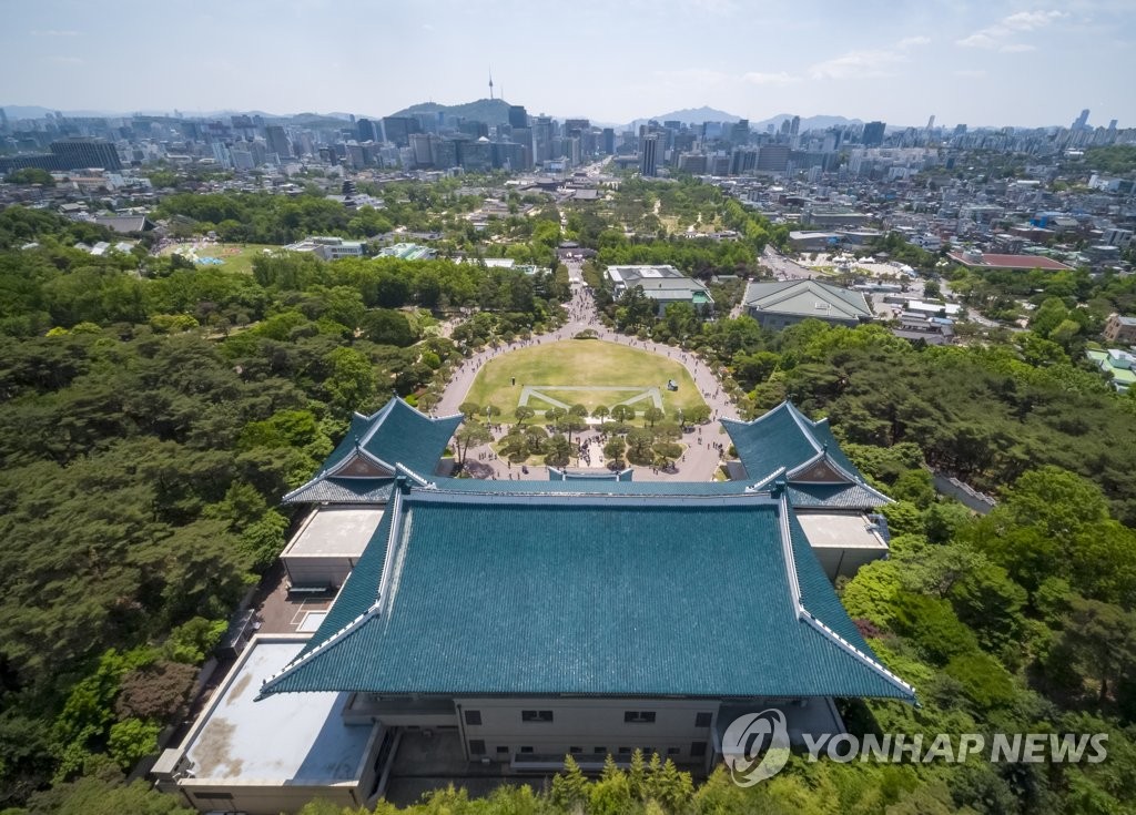푸른 기와 앞에 펼쳐진 서울 도심