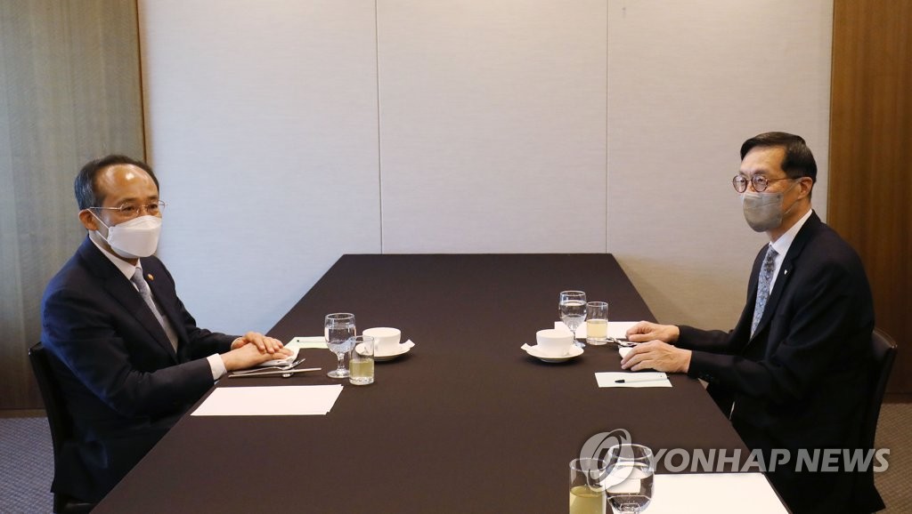 Le ministre de l'Economie et des Finances Choo Kyung-ho (à g.) et le gouverneur de la Banque de Corée (BOK) Rhee Chang-yong s'expriment lors d'un petit-déjeuner sur la situation économique, à Séoul, le 16 mai 2022. (Pool photo)