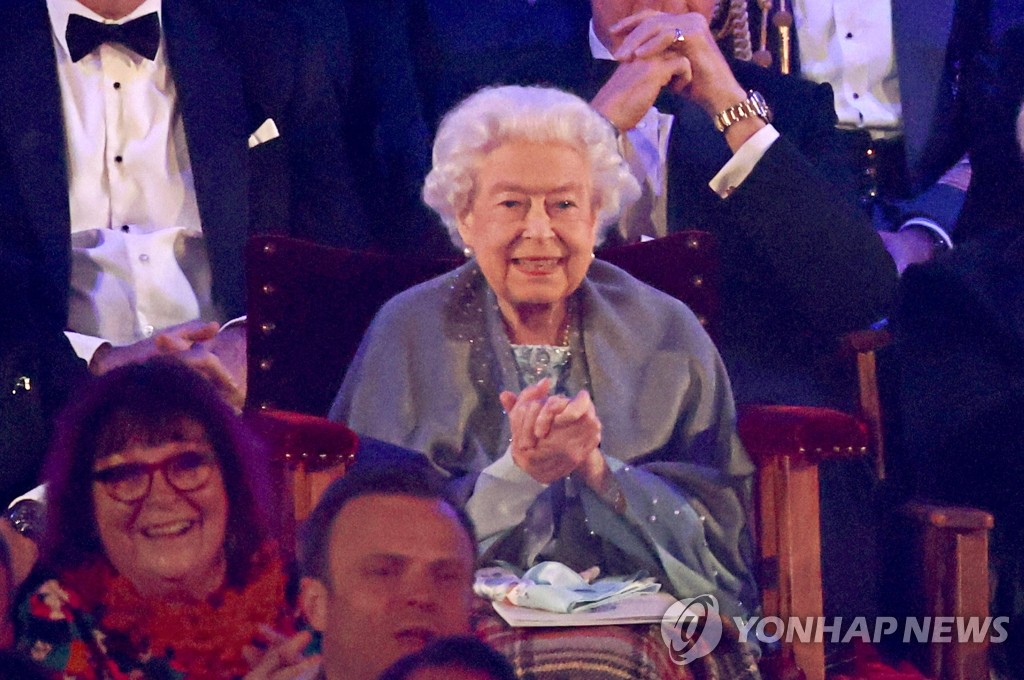 엘리자베스 2세 英 여왕…즉위 70주년 축하행사 관람