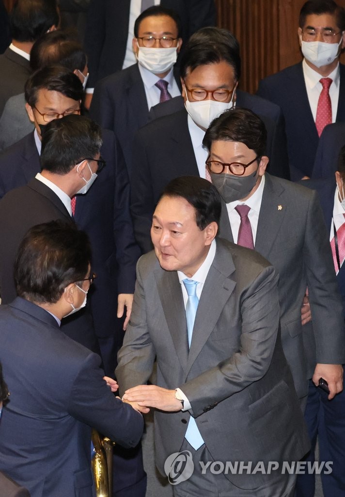 President Yoon Suk-yeol shakes hands with lawmakers after delivering his first budget speech at the National Assembly in Seoul on May 16, 2022. (Yonhap)