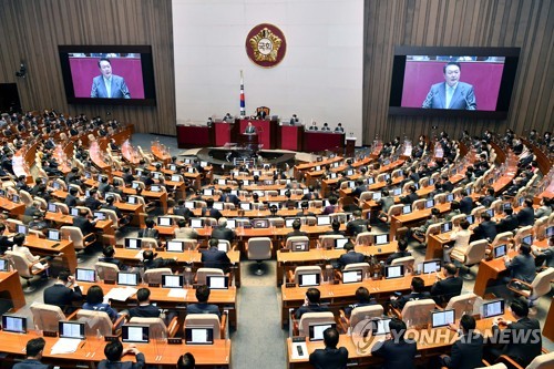 الرئيس يون يلقي أول خطاب له في الجمعية الوطنية
