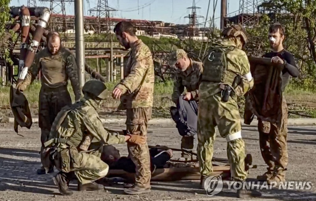 아조우스탈 빠져나온 우크라군 몸수색하는 러시아군