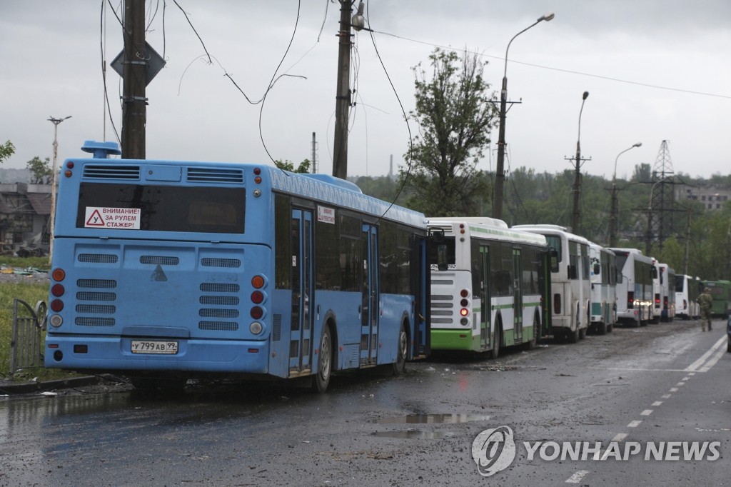마리우폴 제철소 인근에 대기 중인 우크라 투항병 호송 버스