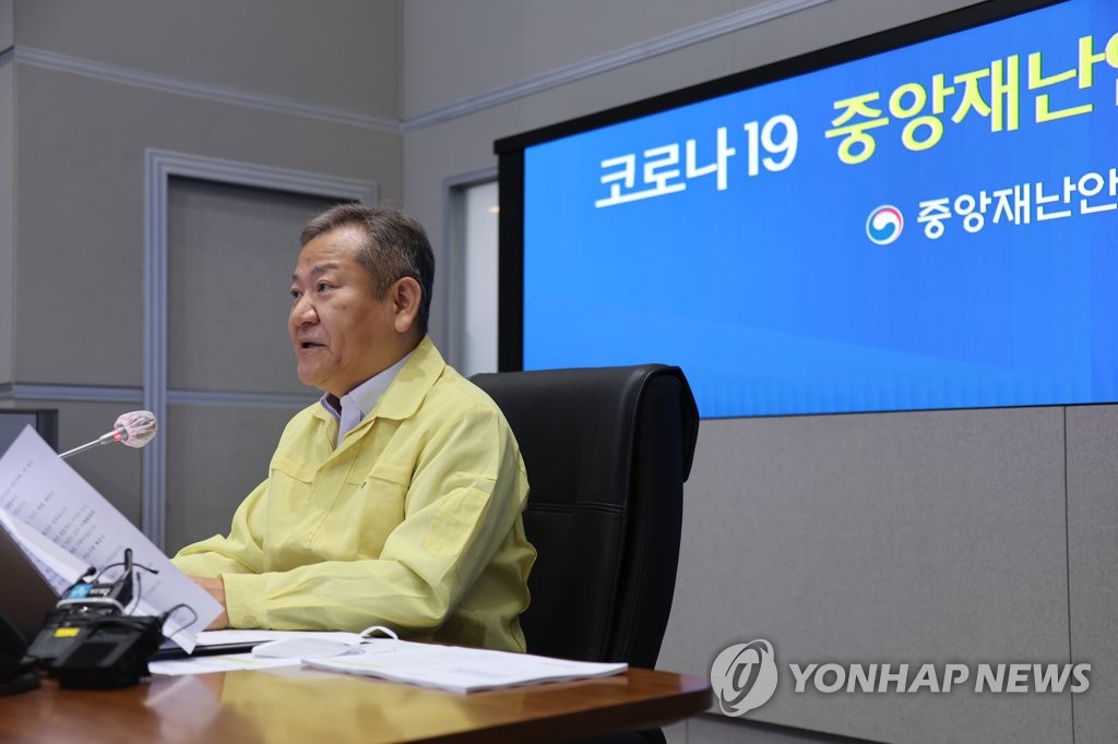 El ministro del Interior y Seguridad surcoreano, Lee Sang-min, habla durante una reunión del Gobierno sobre la respuesta al COVID-19, el 20 de mayo de 2022, en el complejo gubernamental de Seúl.