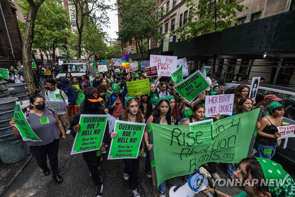 학교 뛰쳐나와 낙태권 옹호 시위하는 미국 학생들