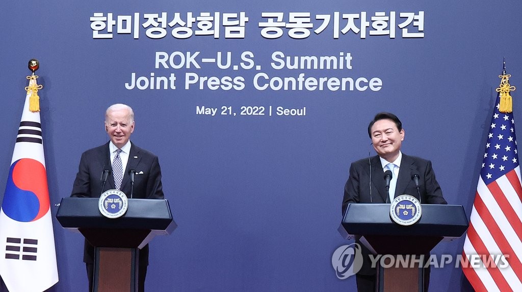 Le président Yoon Suk-yeol et son homologue américain Joe Biden sourient lors de la conférence de presse conjointe donnée après le sommet bilatéral au bureau présidentiel de Yongsan à Séoul, le 21 mai 2022. 