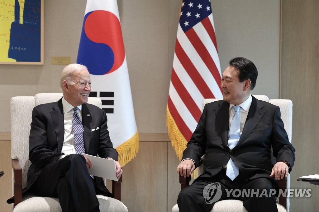 President Yoon Suk Yeol (R) and U.S. President Joe Biden hold a summit at the presidential office in Seoul, in this file photo taken May 21, 2022. (Yonhap)