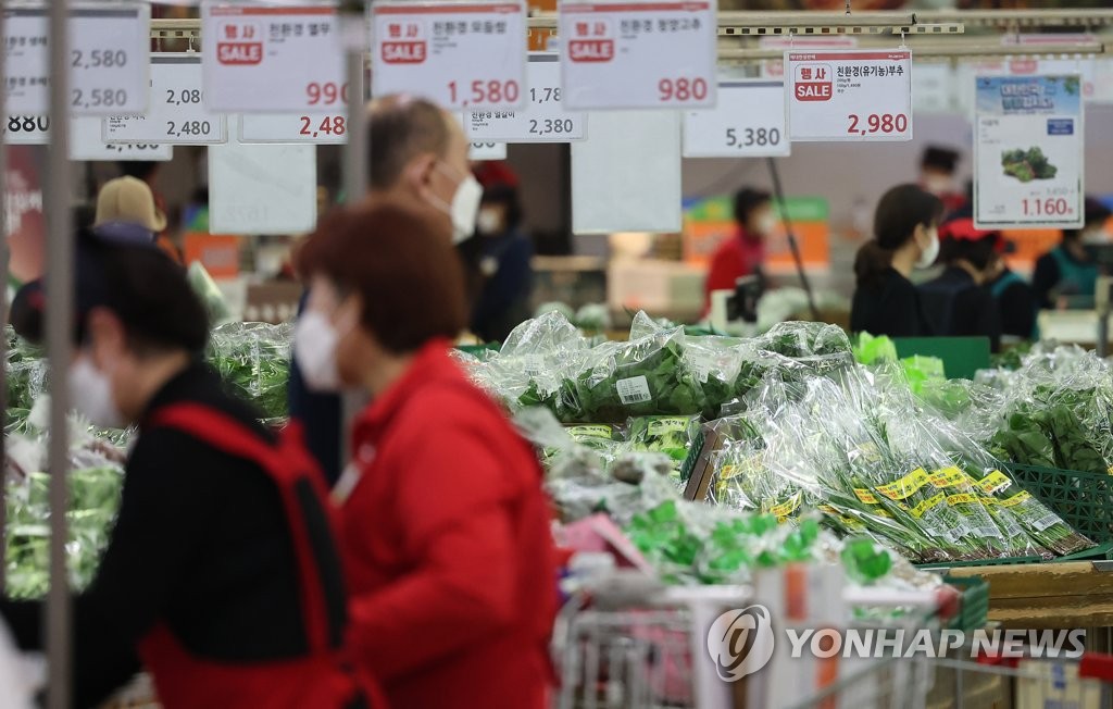 Les consommateurs font leurs courses dans une grande surface. (Photo d'archives Yonhap) 