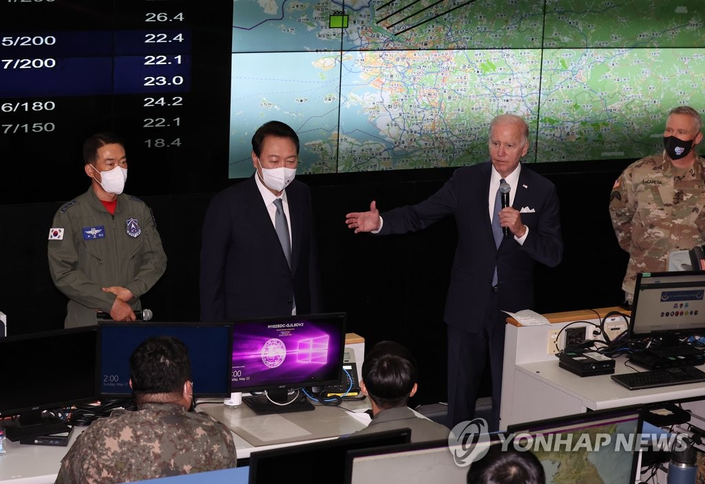 오산 미 공군기지 방문한 윤석열 대통령과 조 바이든 미국 대통령