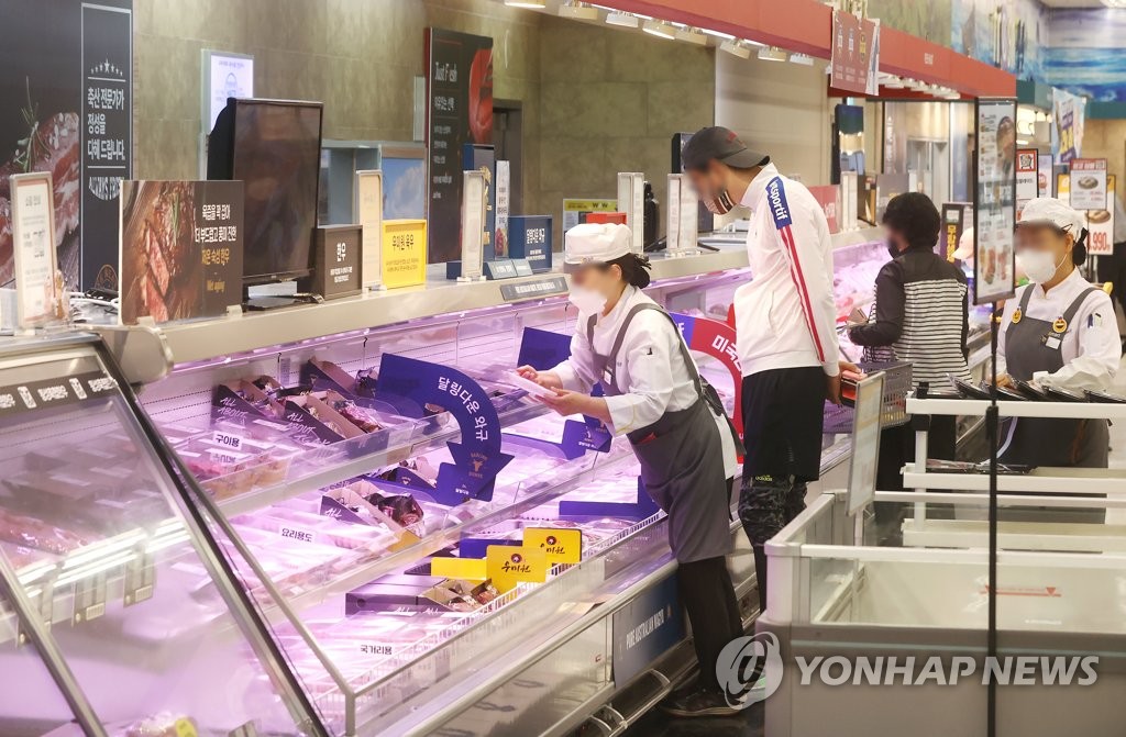 This photo, taken May 23, 2022, shows citizens shopping for groceries at a discount store in Seoul amid rising inflation. (Yonhap)