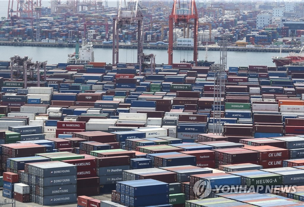 Des conteneurs sont entassés dans un port de la ville de Busan, dans le sud-est de la Corée du Sud, le 23 mai 2022. (Photo d'archives Yonhap)