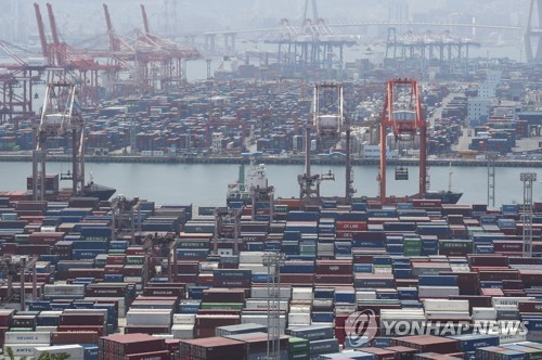 La foto de archivo, tomada el 23 de mayo de 2022, muestra un montón de contenedores en un puerto en la ciudad suroriental surcoreana de Busan. 