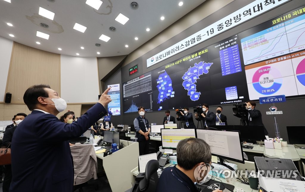 President Yoon Suk-yeol points at a screen during a visit to an emergency situation room at the Korea Disease Control and Prevention Agency in Cheongju, 137 kilometers south of Seoul, on May 26, 2022. (Yonhap)