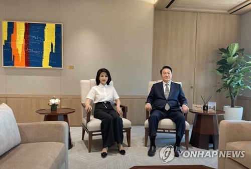 Yoon minimise l'importance de la rencontre entre son épouse et la veuve de l'ex-président Roh