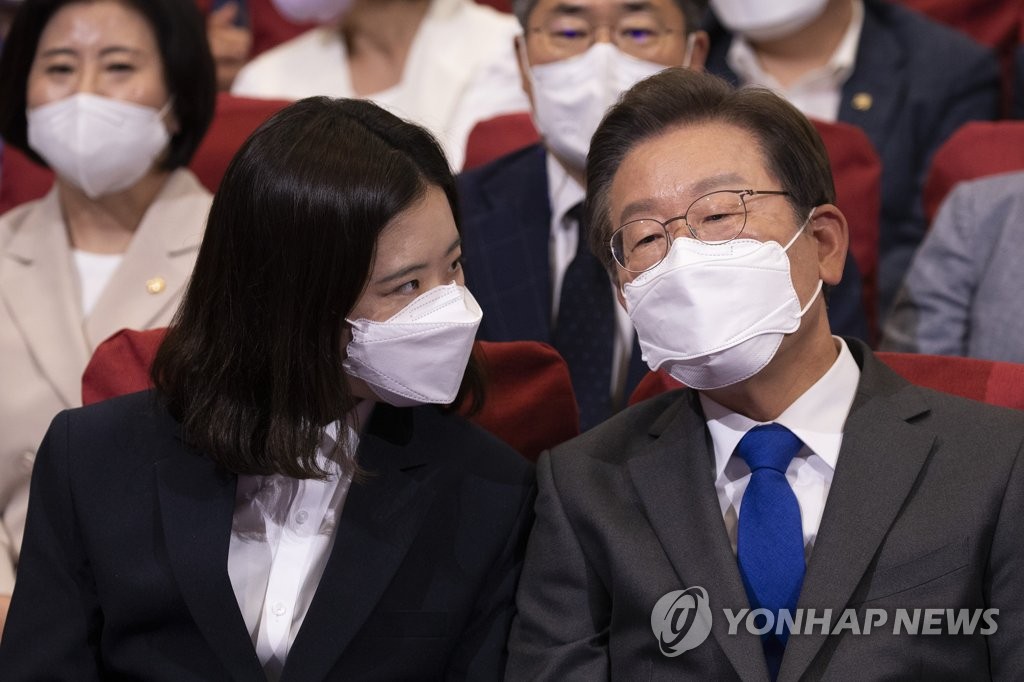 대화하는 박지현 공동상임선대위원장과 이재명 총괄선거대책위원장