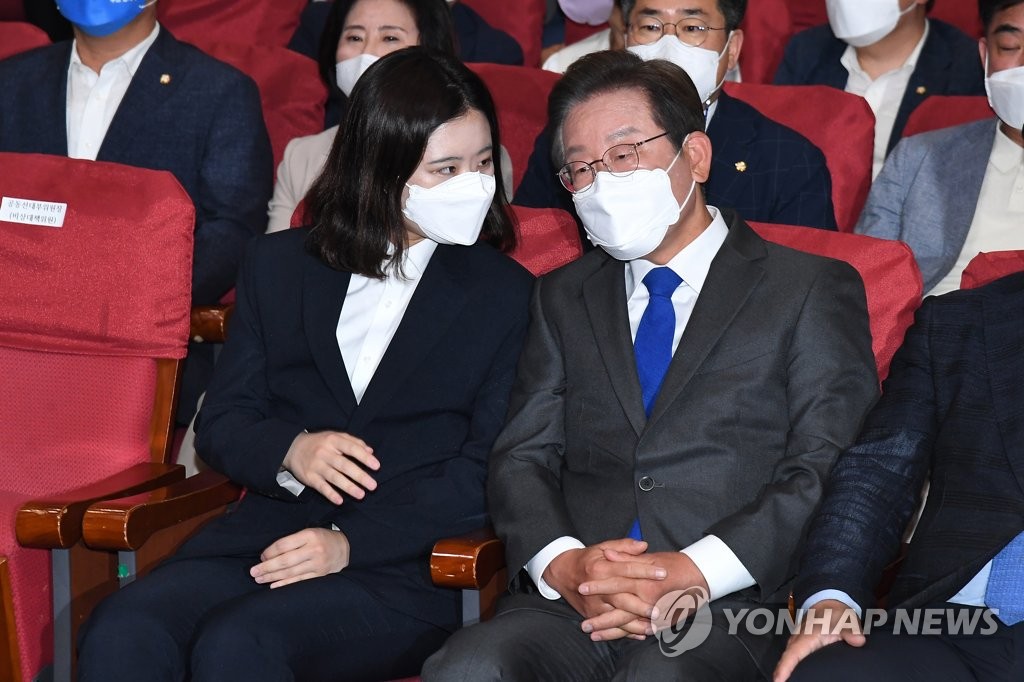 대화하는 박지현 공동상임선대위원장과 이재명 총괄선거대책위원장