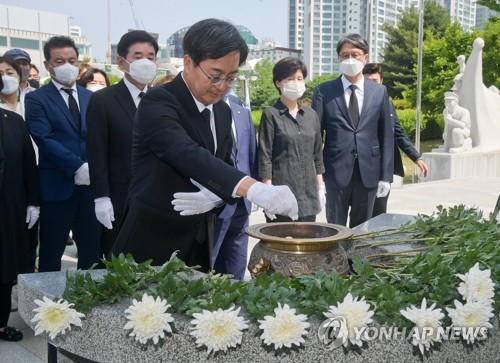 지난 2일 오전 더불어민주당 김동연 경기도지사 당선인이 2일 오전 경기도 수원시 팔달구 수원현충탑을 찾아 분향하고 있다. [공동취재]