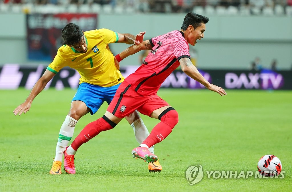 Lee Yong of South Korea (R) and Lucas Paqueta of Brazil vie for the ball during the countries' friendly football match at Seoul World Cup Stadium in Seoul on June 2, 2022. (Yonhap)