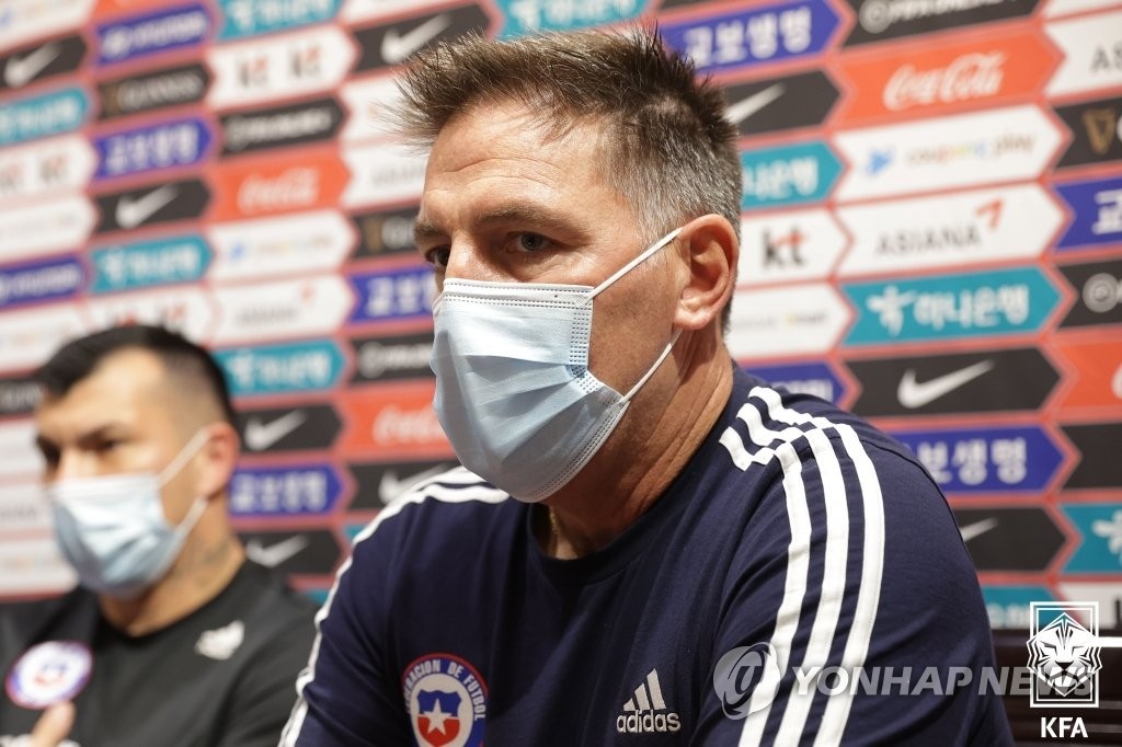 Eduardo Berizzo, head coach of the Chilean men's national football team, speaks at an online press conference at Lotte City Hotel Daejeon in Daejeon, some 160 kilometers south of Seoul, on June 5, 2022, the eve of a pre-World Cup friendly against South Korea, in this photo provided by the Korea Football Association. (PHOTO NOT FOR SALE) (Yonhap)