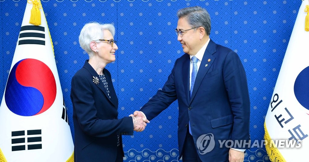 握手を交わす朴氏（右）とシャーマン氏（外交部提供）＝（聯合ニュース）≪転載・転用禁止≫