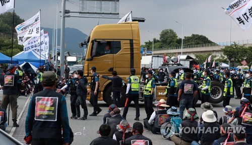 경찰, 화물연대 파업 닷새간 조합원 43명 체포