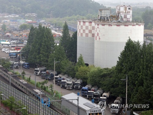 화물연대 파업에 시멘트 재고 바닥…"레미콘공장 60% 가동 중단"