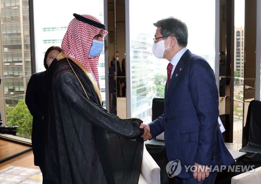 وزير الثقافة بارك يناقش مع نظيره السعودي الأمير بدر سبل توطيد العلاقات الثنائية في المجال الثقافي - 2