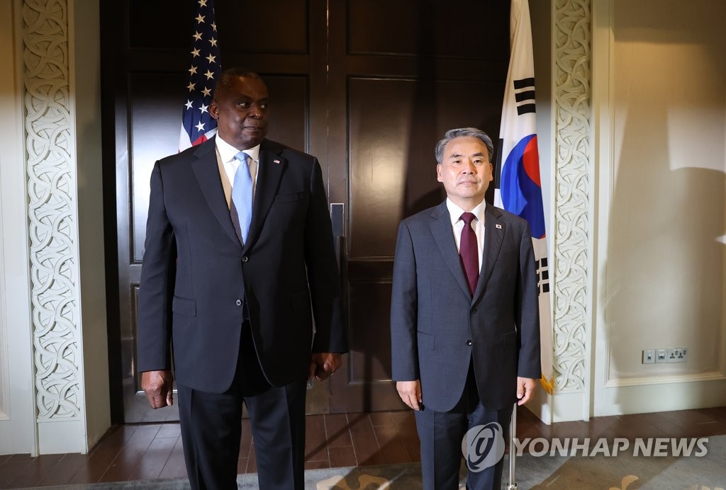 In this file photo, Defense Minister Lee Jong-sup (R) and his U.S. counterpart, Lloyd Austin, pose for a photo before their talks on the sidelines of a security forum in Singapore on June 11, 2022. (Yonhap)