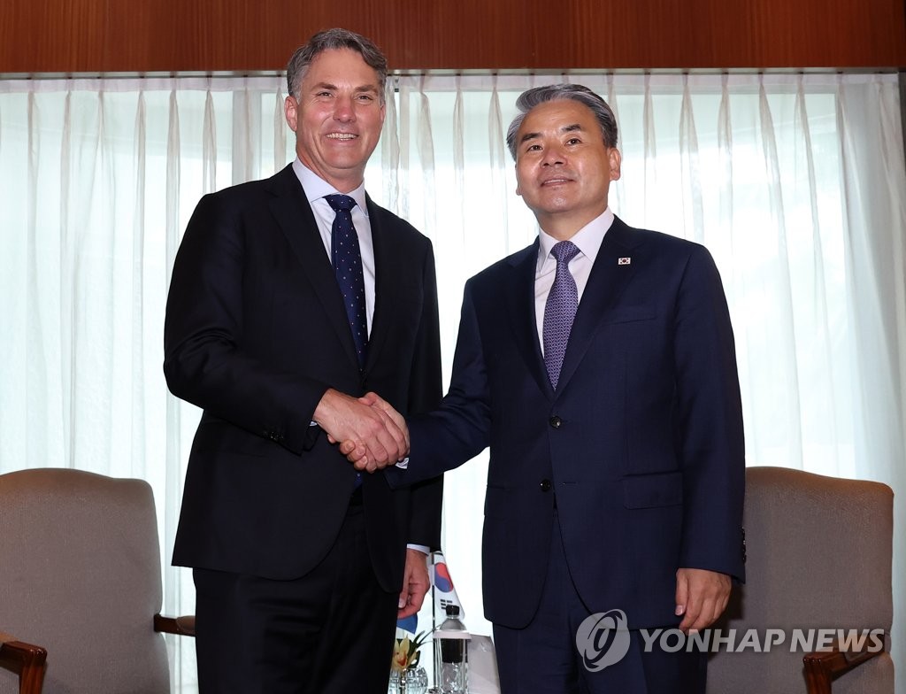 (LEAD) S. Korean defense chief to visit Australia for talks on arms industry cooperation