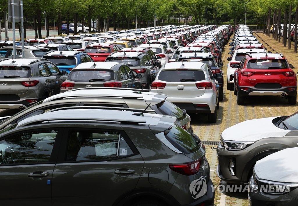 This photo taken on June 12, 2022 shows Kia Corp.'s vehicles at the parking lot of the Gwangmyeong Speedom in Gwangmyeong, Gyeonggi Province, as the truckers' strike disrupts the shipping process. (Yonhap)