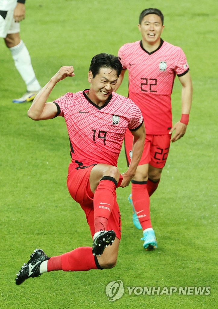 Kim Young-gwon of South Korea celebrates after scoring a goal against Egypt during the countries' friendly football match at Seoul World Cup Stadium in Seoul on June 14, 2022. (Yonhap)