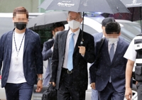 영장심사 출석하는 백운규 전 장관