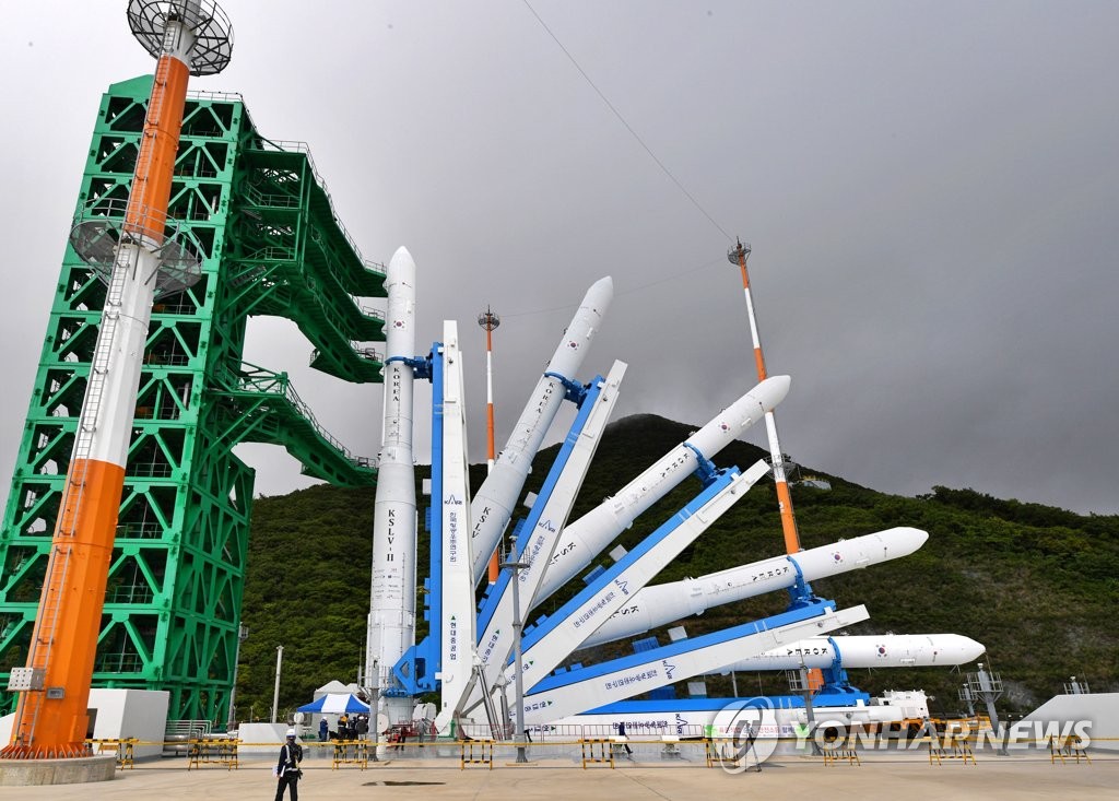 Ci-dessus, le processus d'installation de la fusée spatiale Nuri, ou Korea Space Launch Vehicle-II (KSLV-II), sur le pas de tir est en cours au centre spatial de Naro à Goheung, dans la province du Jeolla du Sud, le mercredi 15 juin 2022, la veille du lancement prévu. (Photo fournie par l'Institut coréen de recherche aérospatiale, KARI. Revente et archivage interdits)