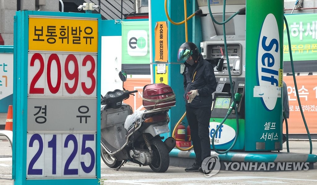 Les tarifs de l'essence (en haut) et du diesel dans une station-service à Séoul, le 17 juin 2022.
