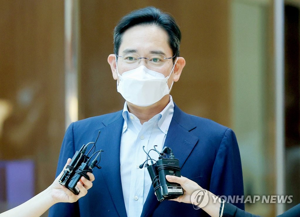 In this file photo, Samsung Electronics Vice Chairman Lee Jae-yong answers a question from a reporter upon arriving at Gimpo International Airport in western Seoul on June 18, 2022, wrapping up a business trip to Europe. (Yonhap)