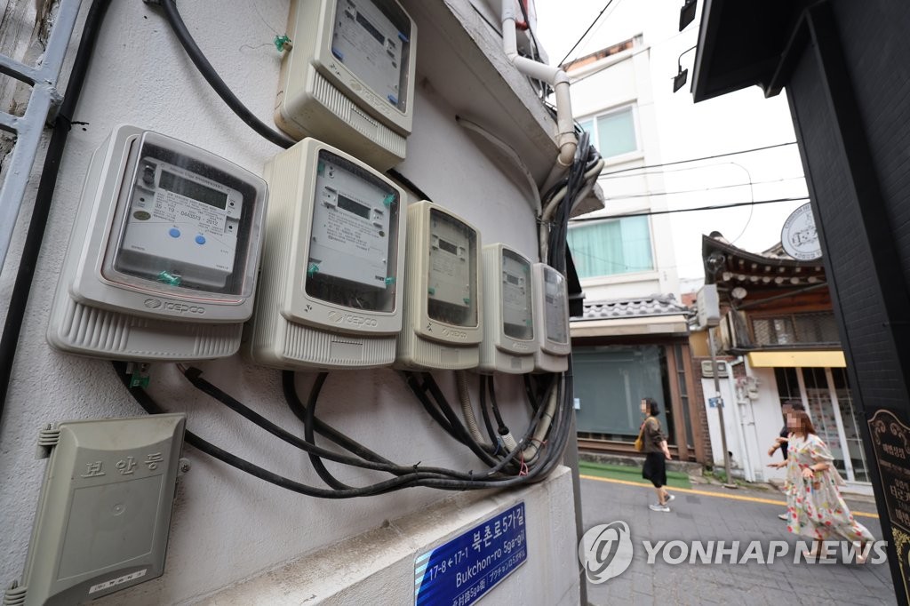 Des compteurs électriques sur le mur d'un bâtiment à Séoul, le 19 juin 2022.