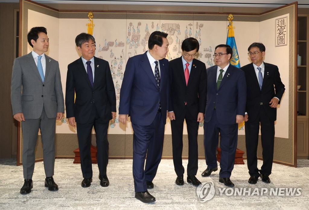 국무조정실장과 환담장 향하는 윤석열 대통령