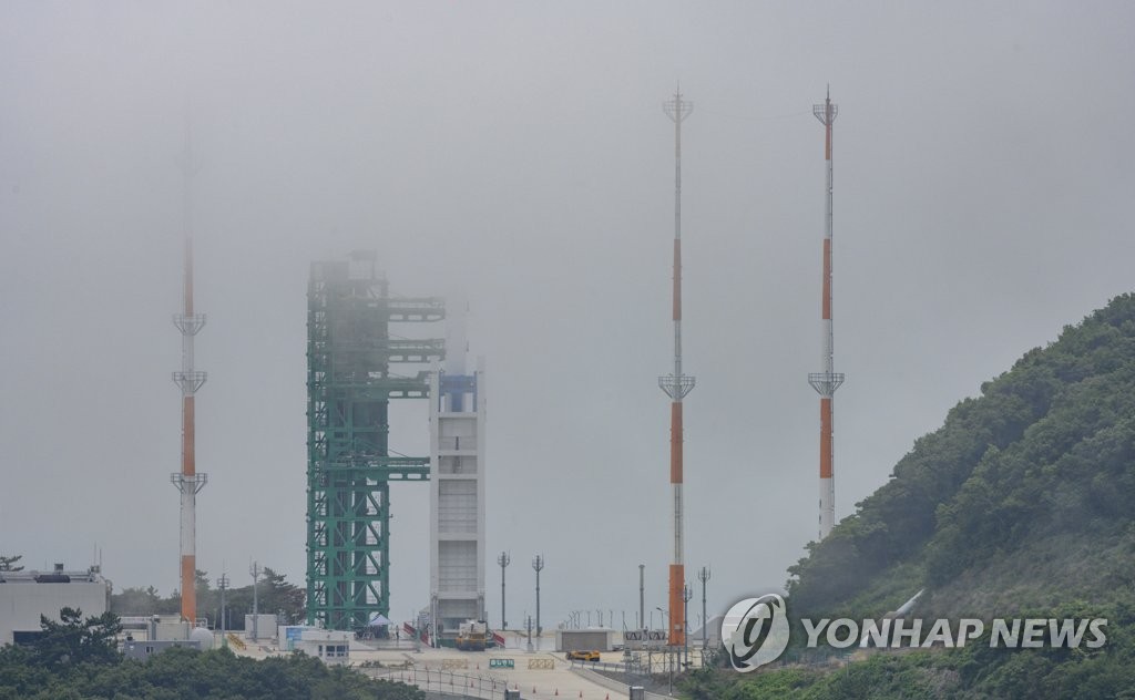 El Nuri, el cohete espacial autóctono de Corea del Sur, es erigido en la plataforma de lanzamiento del Centro Espacial Naro, en Goheung, a unos 470 kilómetros al sur de Seúl, el 20 de junio de 2022, un día antes de su lanzamiento programado.