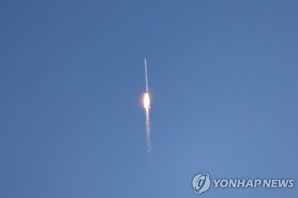 韓国が独自開発した初の国産ロケット「ヌリ」が南部の全羅南道・高興の羅老宇宙センターで打ち上げられた＝２１日、麗水（聯合ニュース）