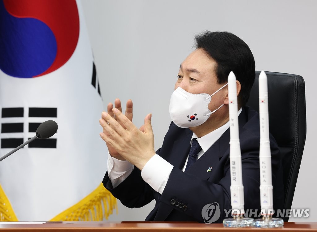 El 21 de junio de 2022, el presidente surcoreano, Yoon Suk-yeol, observa el lanzamiento del cohete espacial Nuri en una pantalla de la Oficina Presidencial de Yongsan, en Seúl.
